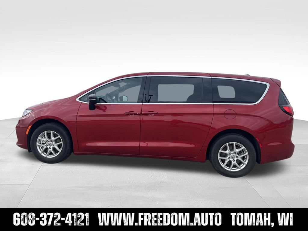 Used 2025 Chrysler Pacifica Select FWD image 4