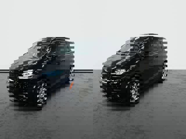 Used 2025 Chrysler Pacifica Select image 8