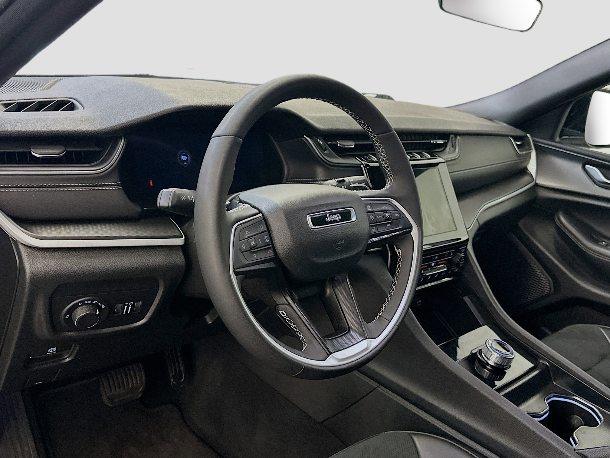 Used 2025 Jeep Grand Cherokee Altitude image 18