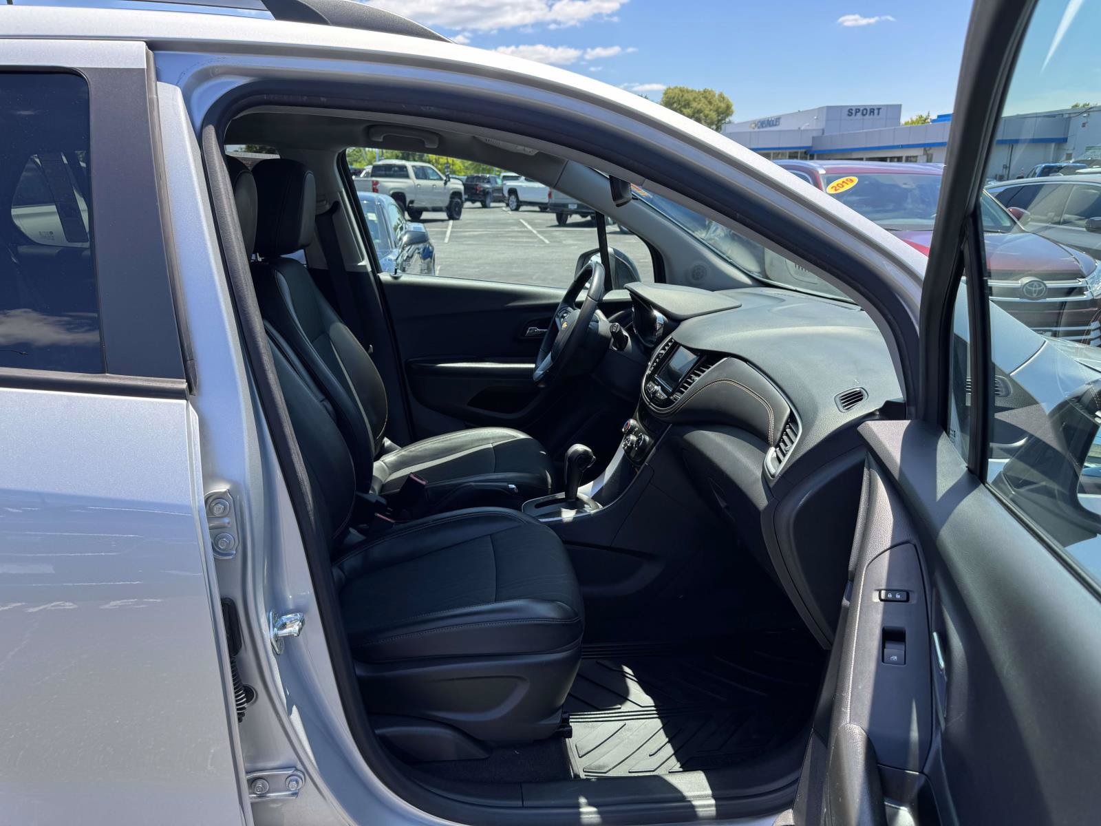 Used 2022 Chevrolet Trax LT w/ Redline Edition AWD/4WD image 15