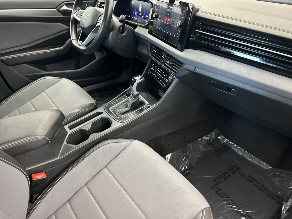 Used 2025 Volkswagen Jetta SE FWD image 14