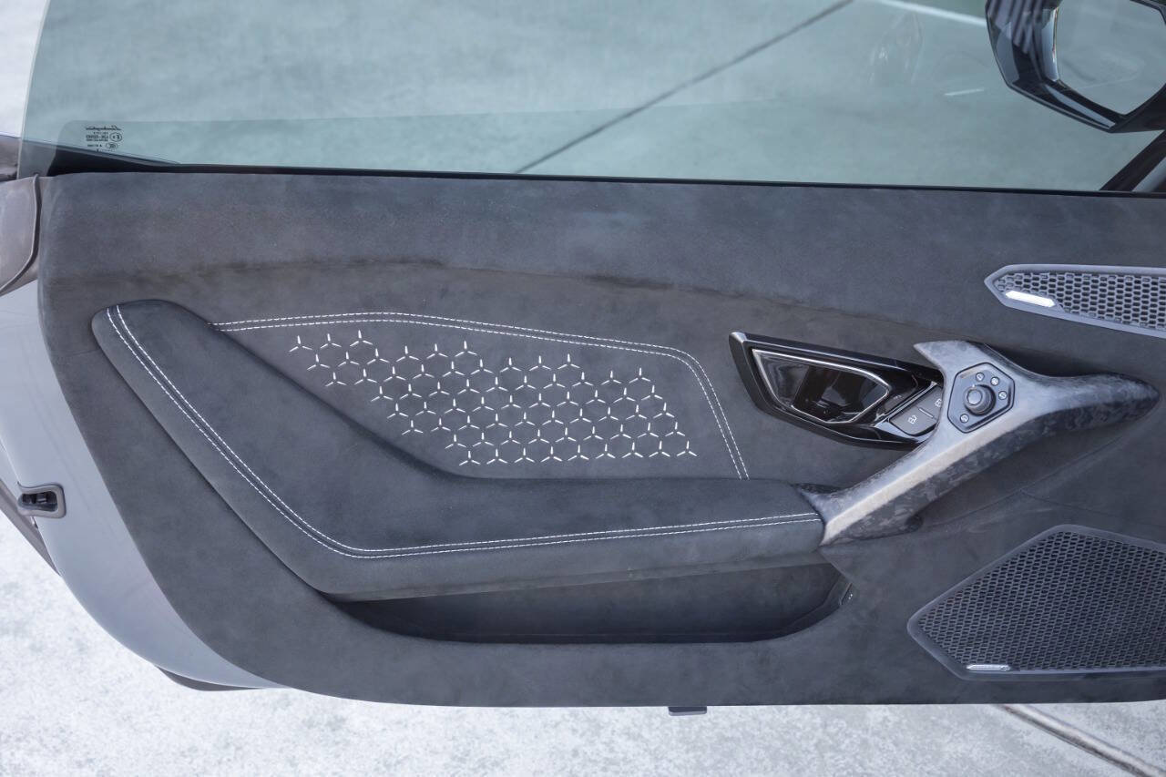 Used 2018 Lamborghini Huracan Performante image 45