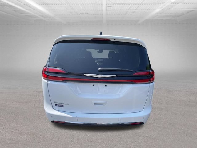 Used 2024 Chrysler Pacifica Touring-L FWD image 6