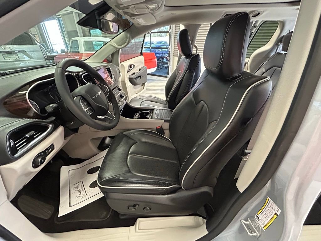 Used 2023 Chrysler Pacifica Limited image 52
