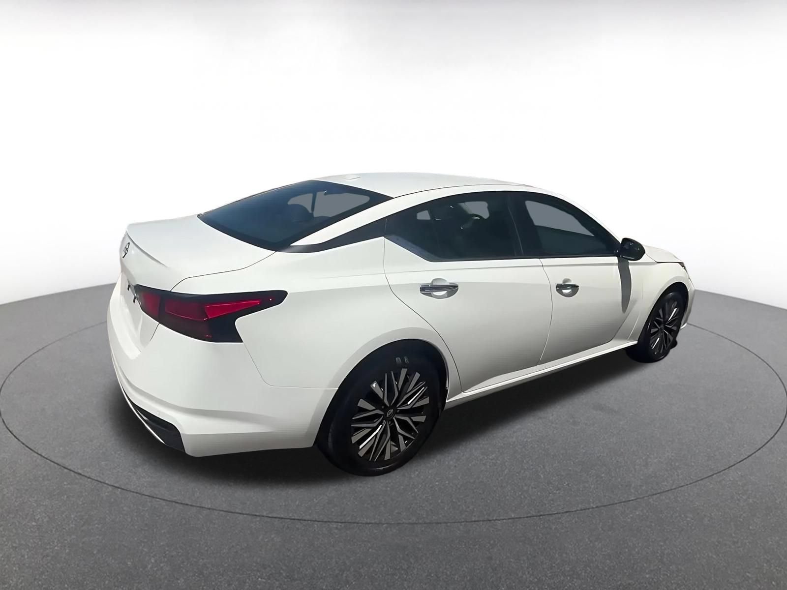 Used 2025 Nissan Altima 2.5 SV FWD image 15