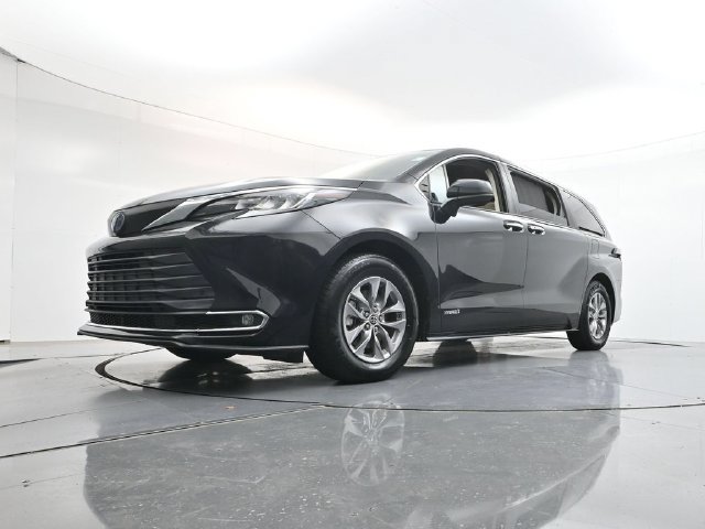 Used 2021 Toyota Sienna XLE FWD image 45