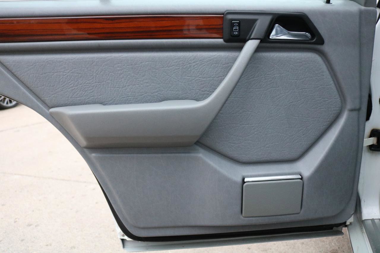 Used 1993 Mercedes-Benz 300 E 2.8 image 32
