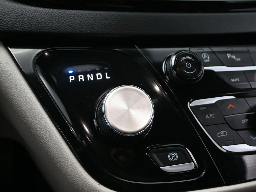 Used 2023 Chrysler Pacifica Touring-L image 18