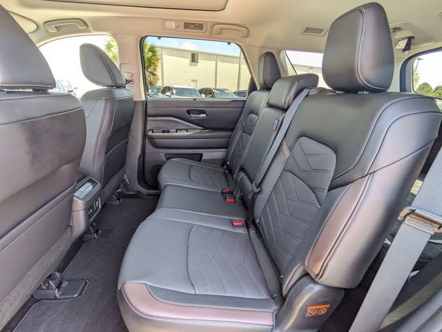 Used 2025 Nissan Pathfinder Platinum w/ Cargo Package AWD/4WD image 16