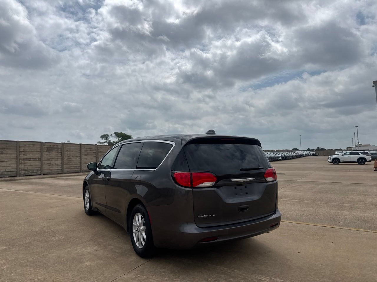 Used 2017 Chrysler Pacifica Touring FWD image 14
