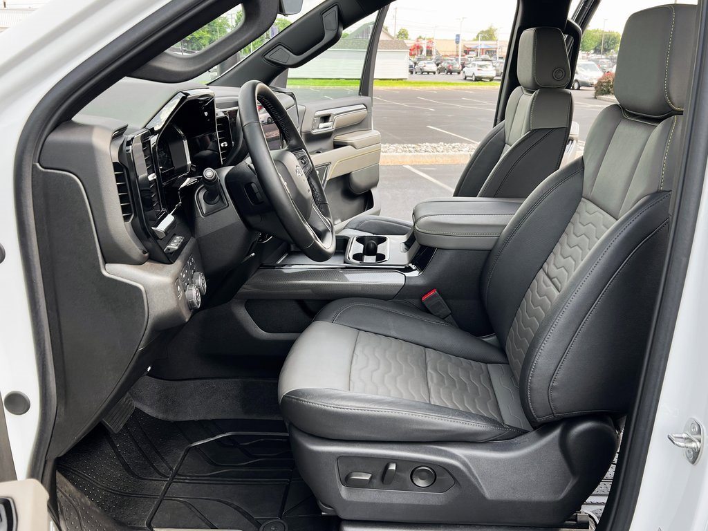 Used 2024 Chevrolet Silverado 2500 ZR2 w/ Technology Package image 3