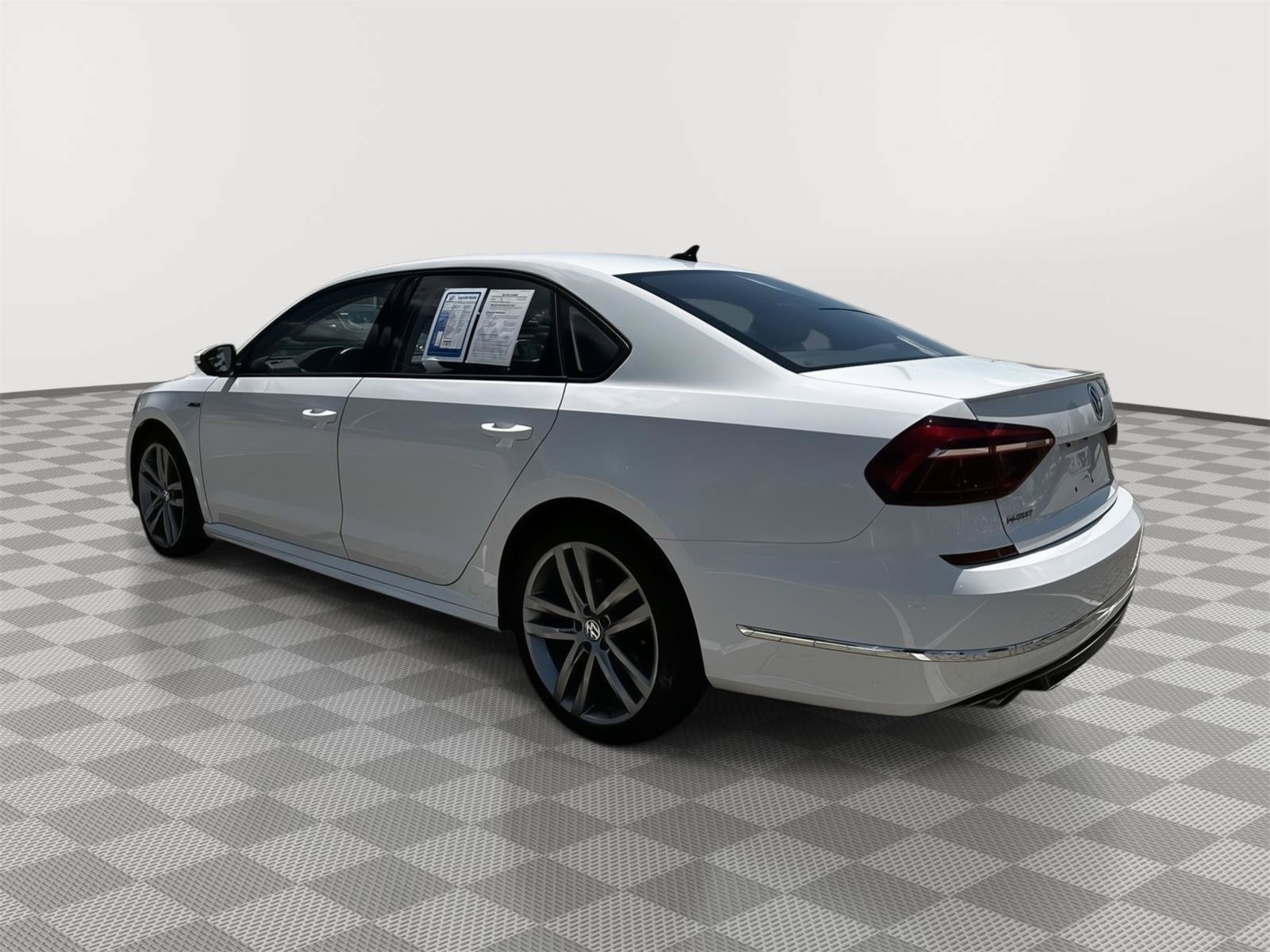 Used 2018 Volkswagen Passat 2.0T R-Line FWD image 4