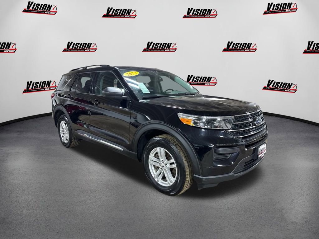 Used 2023 Ford Explorer XLT image 3