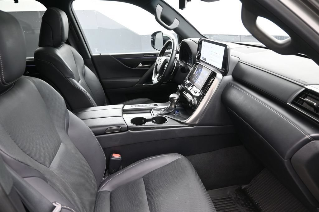 Used 2023 Lexus LX 600 4WD w/ Luxury Package image 13