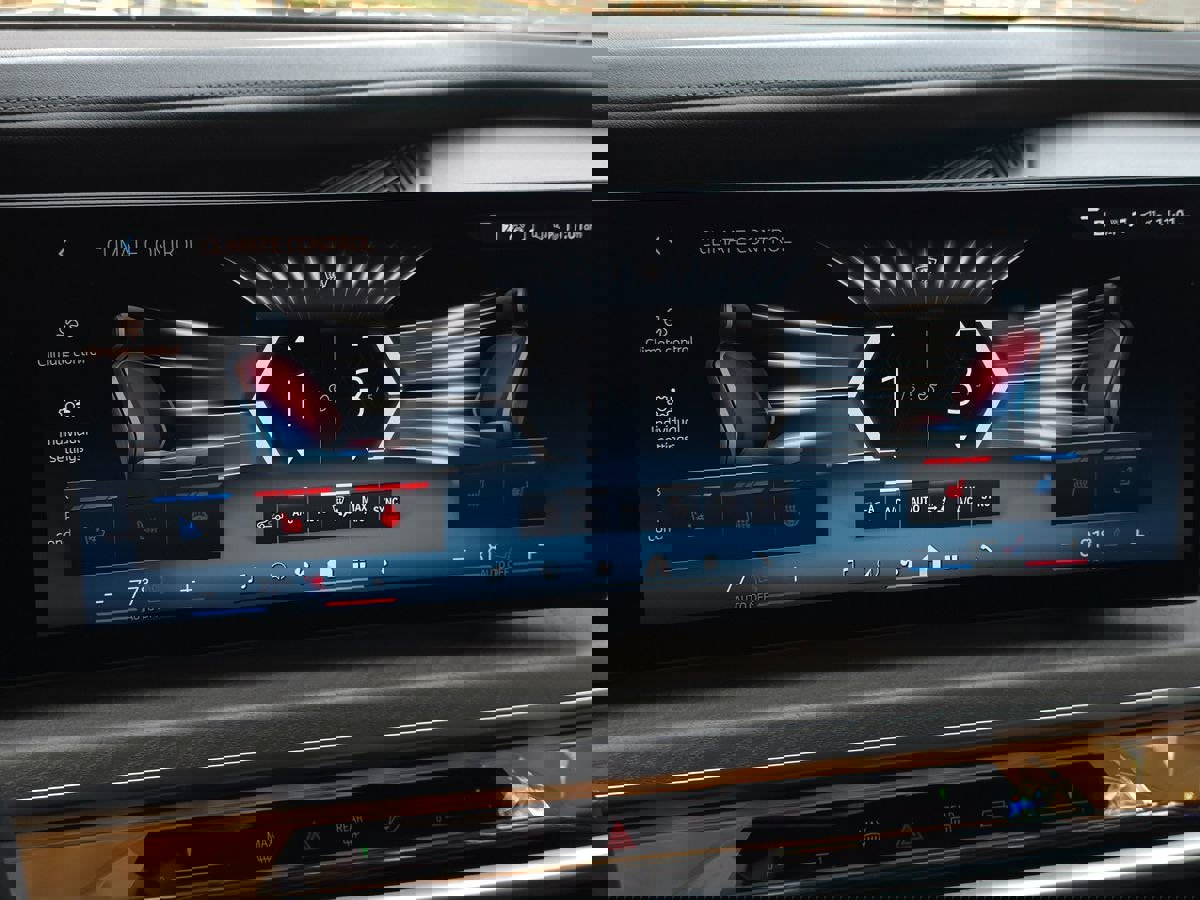 Used 2024 BMW i7 xDrive60 w/ Executive Package image 42