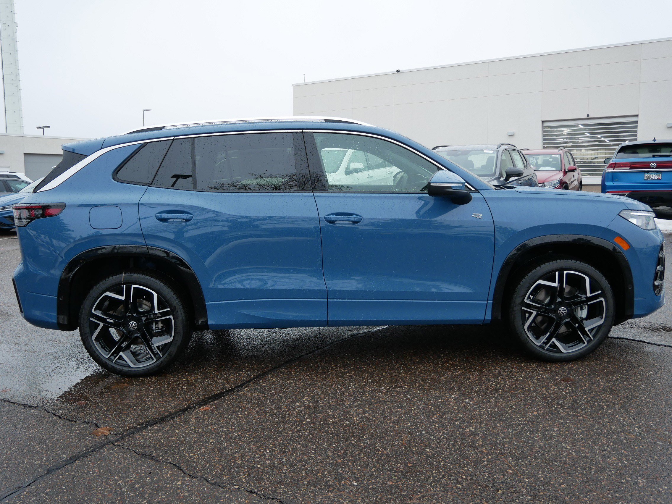 New 2026 Volkswagen Tiguan SEL R-Line image 2