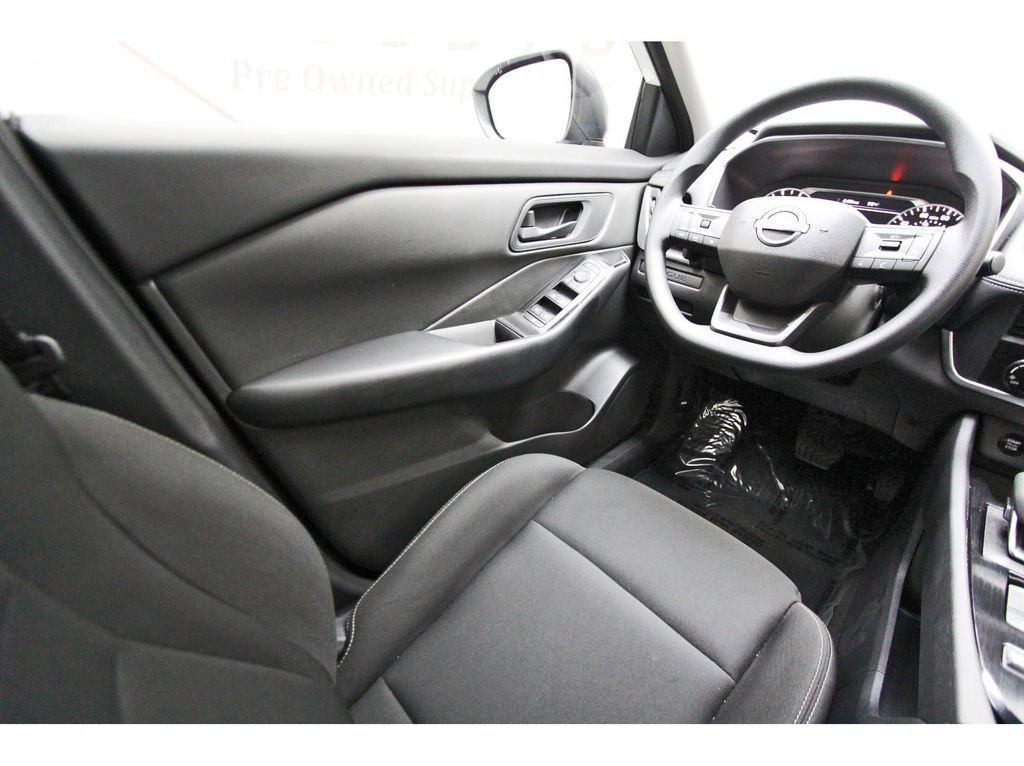 Used 2025 Nissan Rogue S FWD image 6