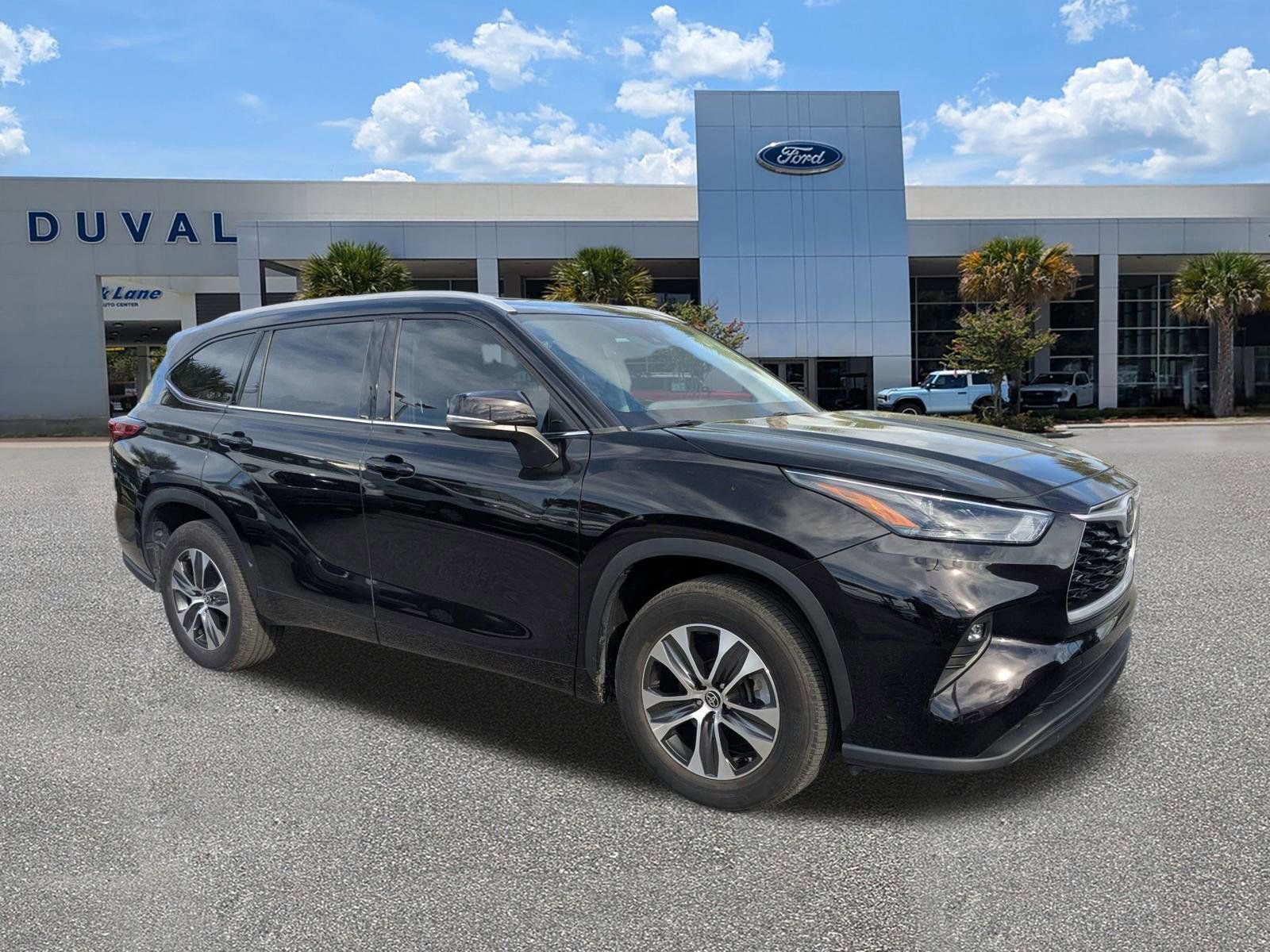 Used 2022 Toyota Highlander XLE image 2