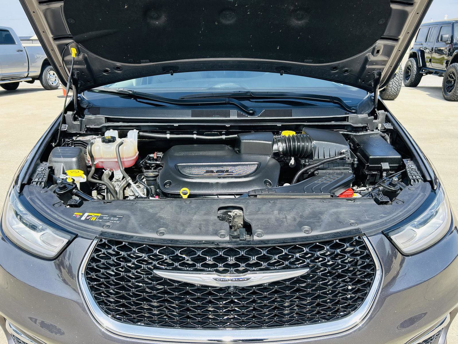 Used 2023 Chrysler Pacifica Touring-L image 43