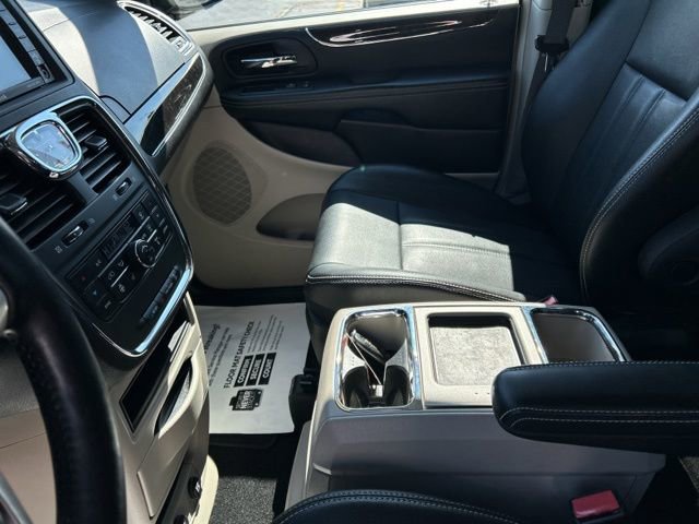 Used 2015 Chrysler Town & Country Touring w/ Driver Convenience Group image 34