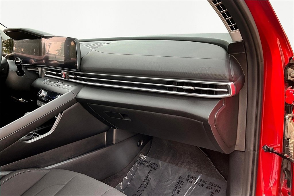 Certified 2025 Hyundai Elantra SEL image 17