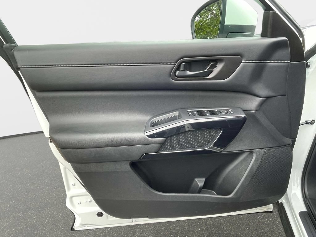 Used 2025 Nissan Pathfinder SV AWD/4WD image 18