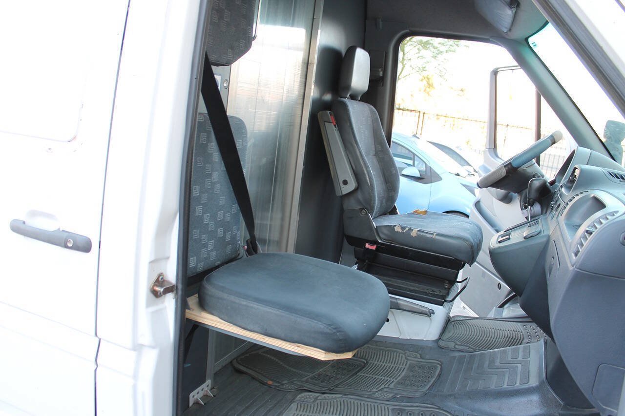 Used 2005 Dodge Sprinter 2500 w/ PWR Convenience Group RWD image 31
