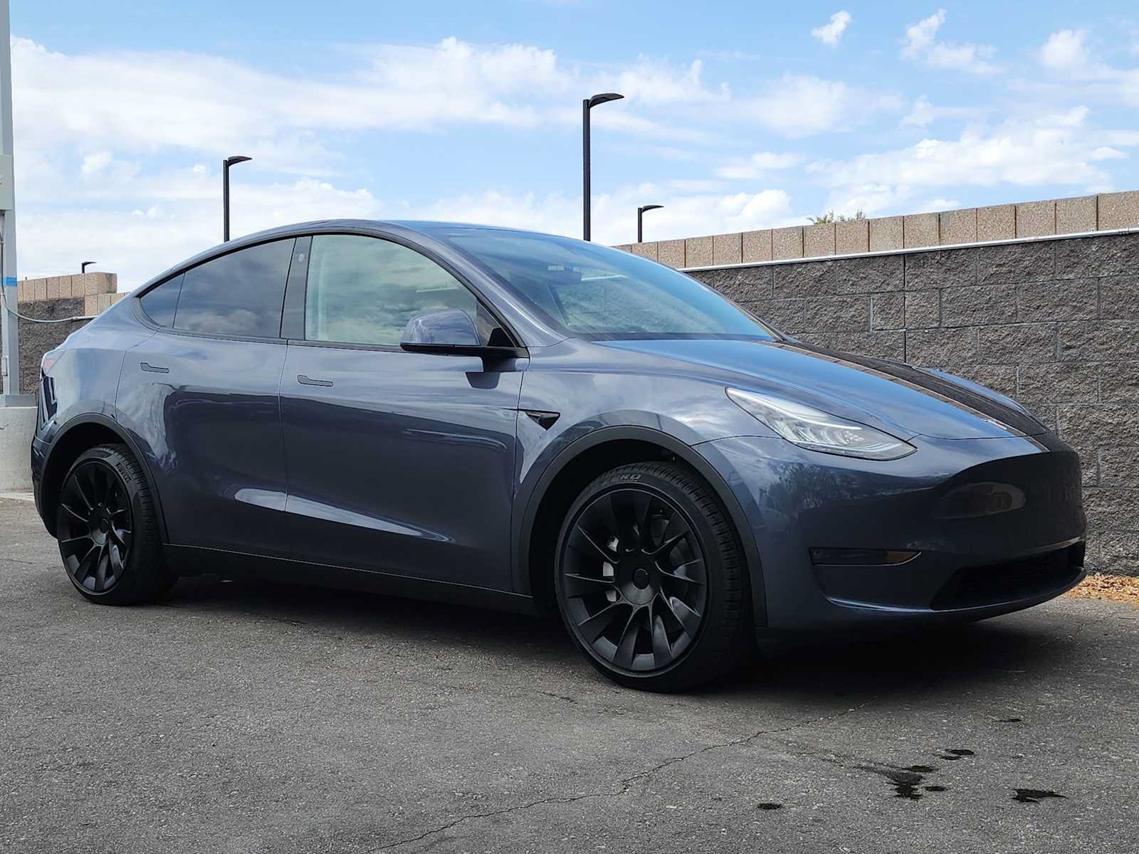 Used 2023 Tesla Model Y Long Range AWD/4WD image 2