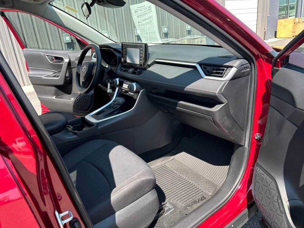 Used 2021 Toyota RAV4 LE FWD image 27