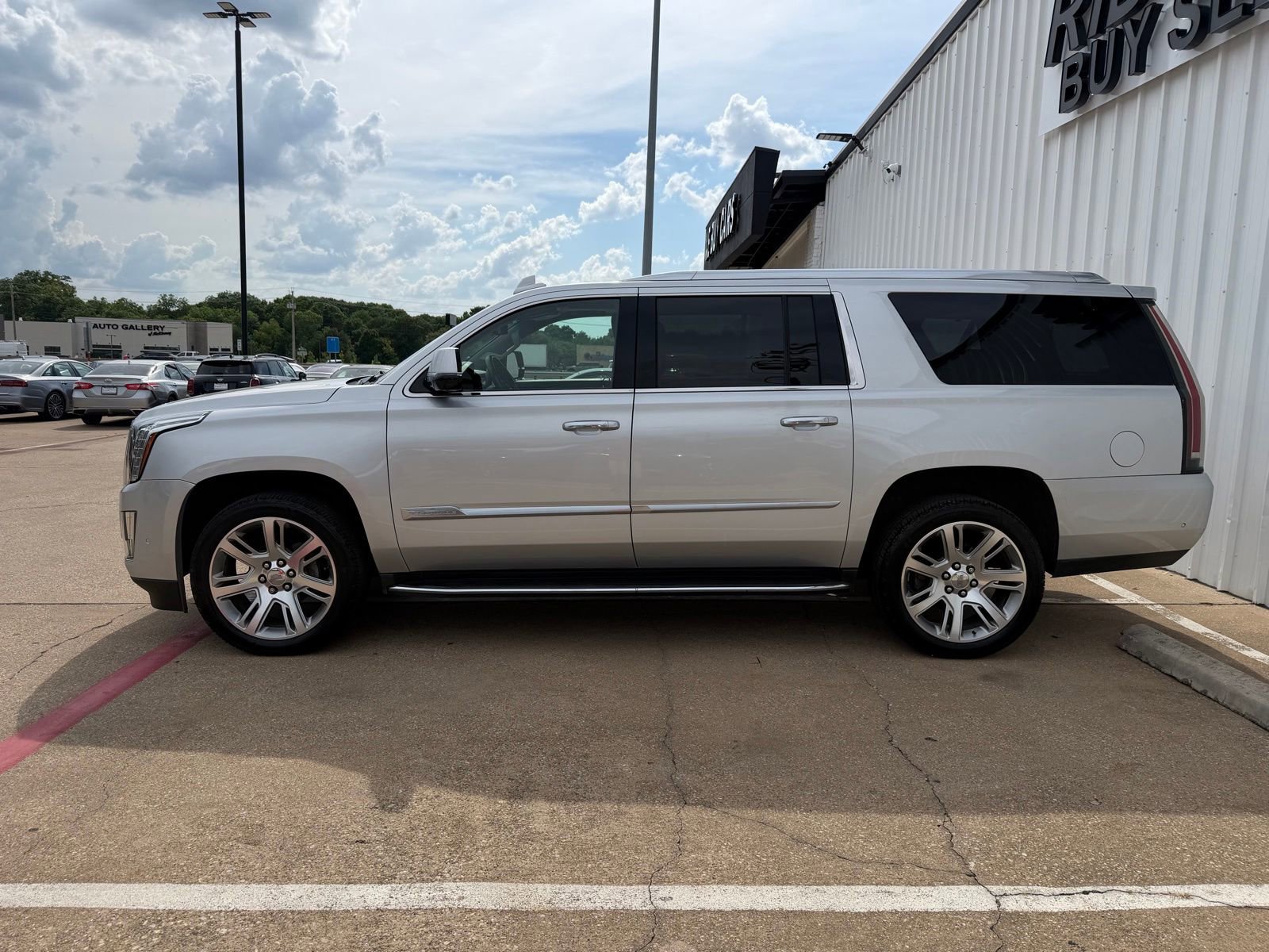 Used 2018 Cadillac Escalade ESV Luxury AWD/4WD image 3