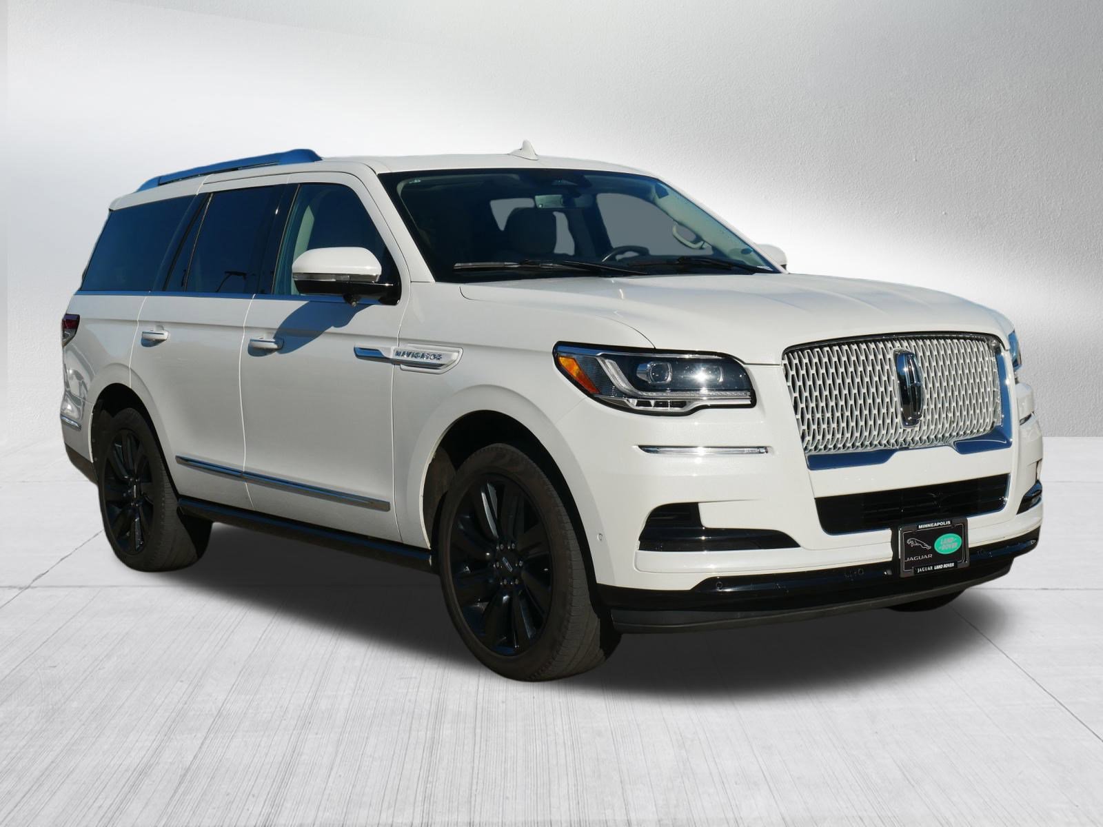 Used 2023 Lincoln Navigator Reserve image 3