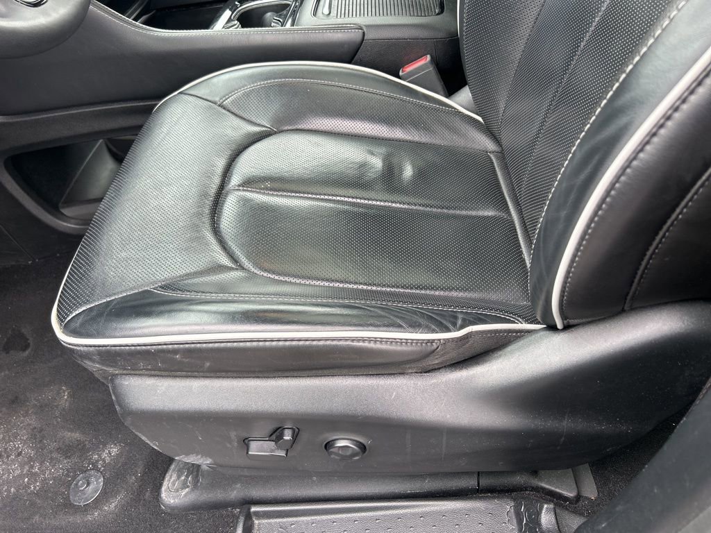 Used 2024 Chrysler Pacifica Premium image 19