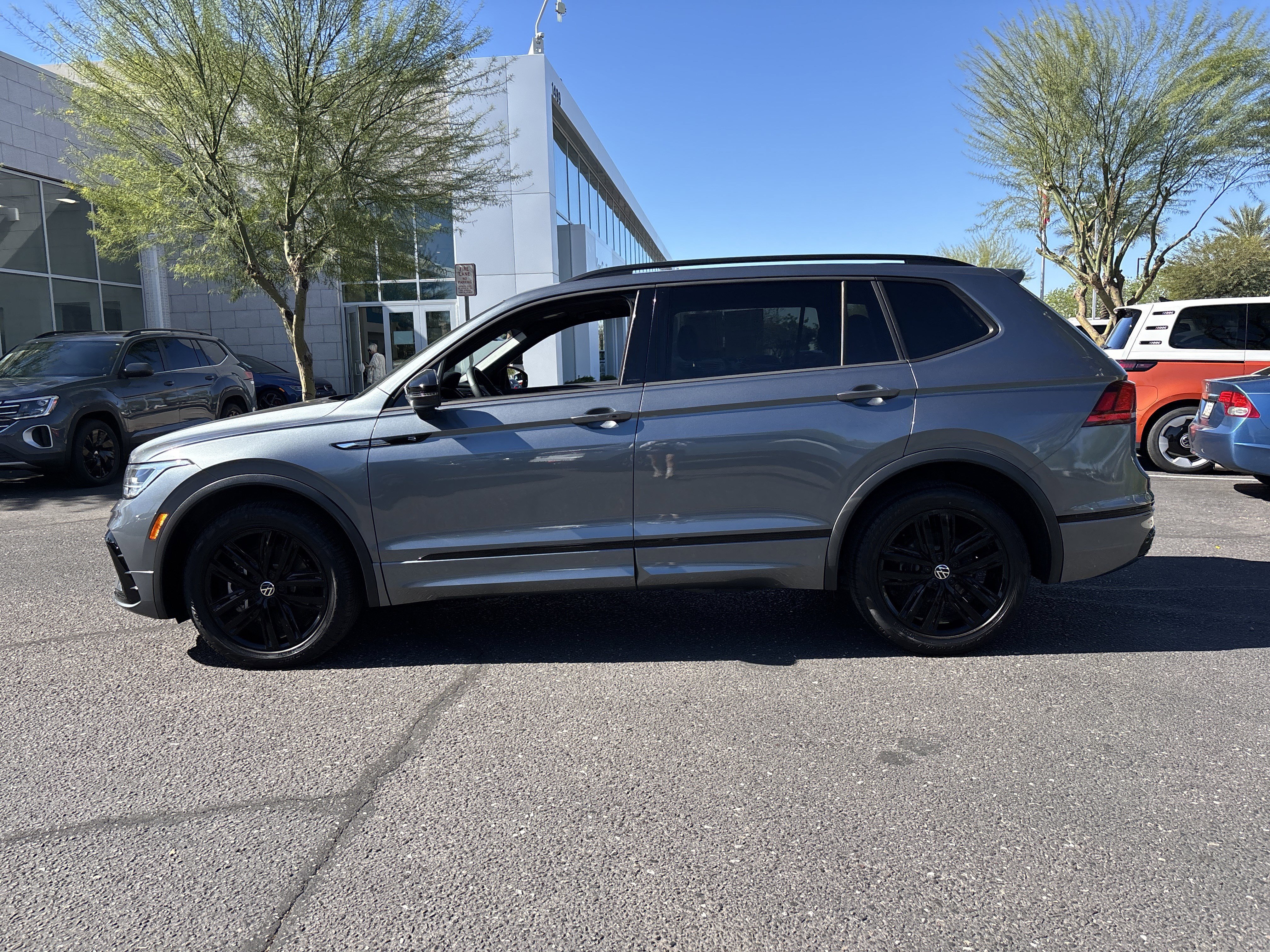 Used 2022 Volkswagen Tiguan SE R-Line image 2