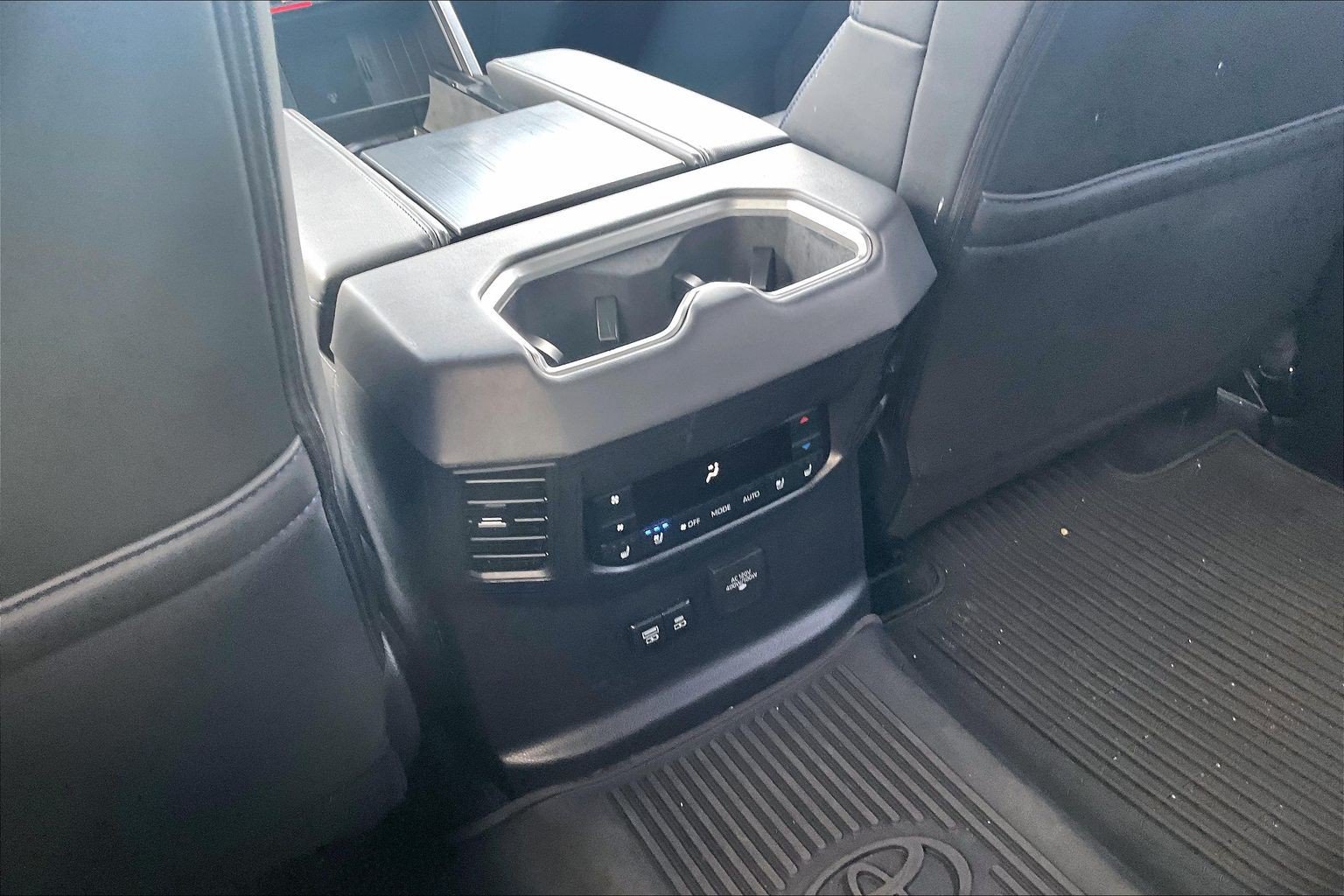 Used 2025 Toyota Sequoia Platinum AWD/4WD image 33