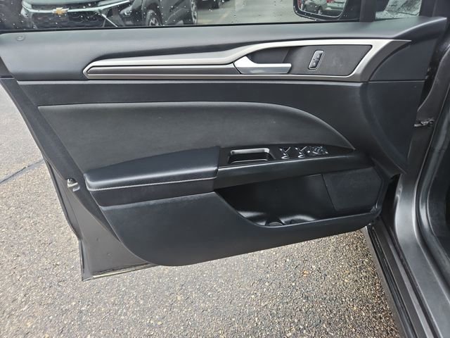 Used 2017 Ford Fusion SE image 11