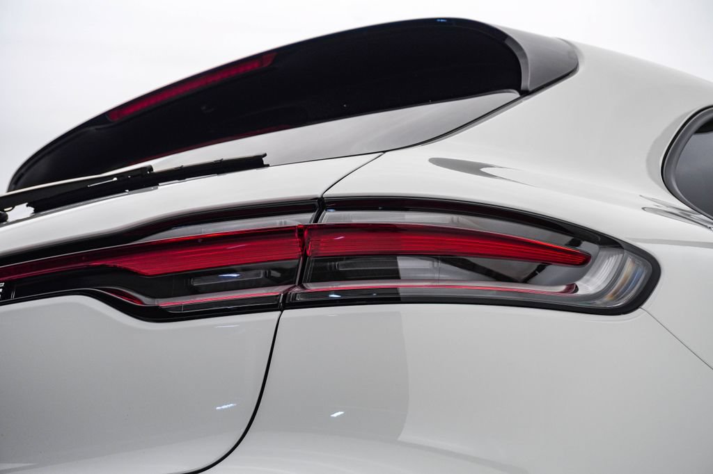 Certified 2025 Porsche Macan AWD/4WD image 12