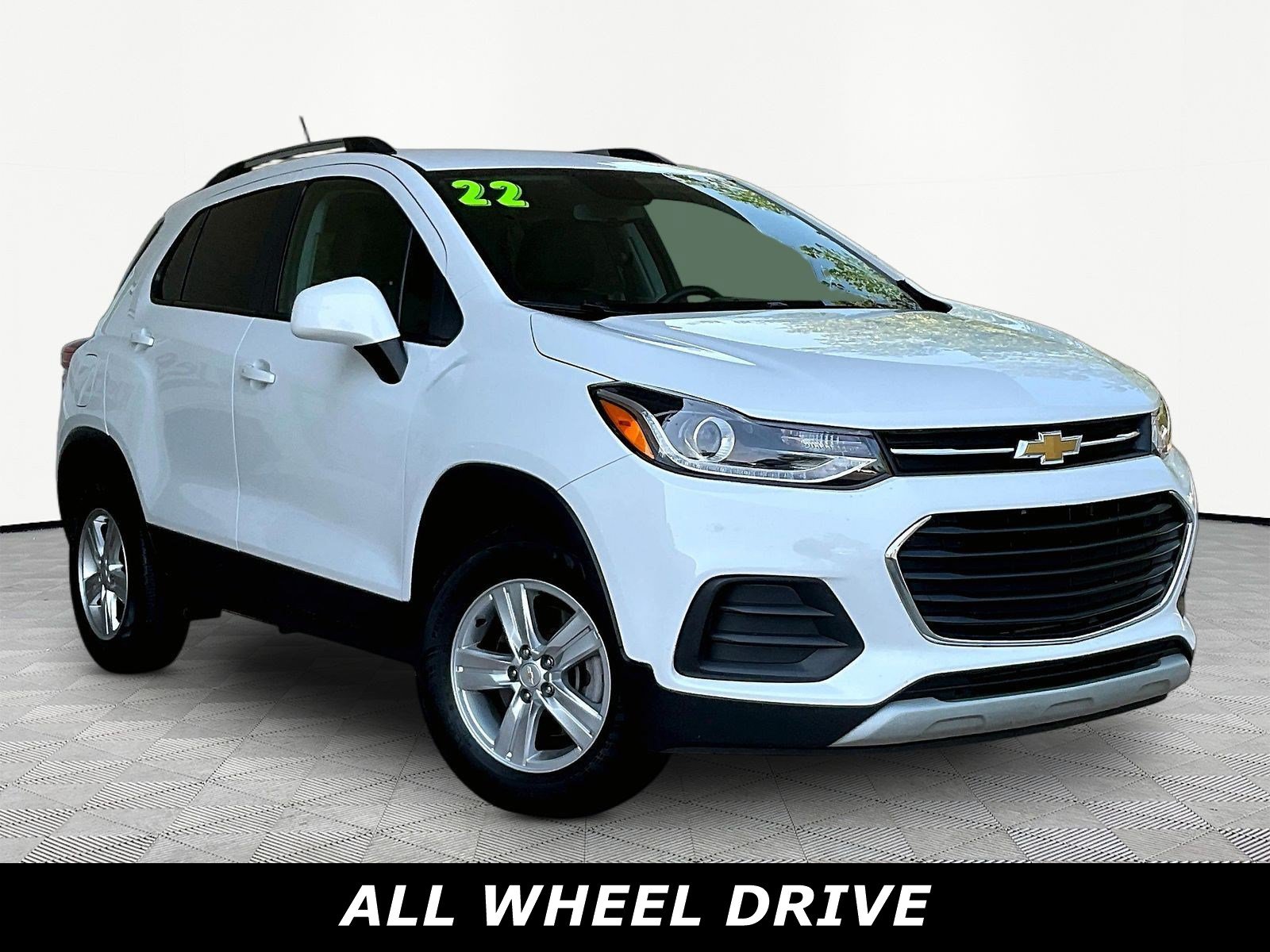 Used 2022 Chevrolet Trax LT w/ LT Convenience Package AWD/4WD image 3