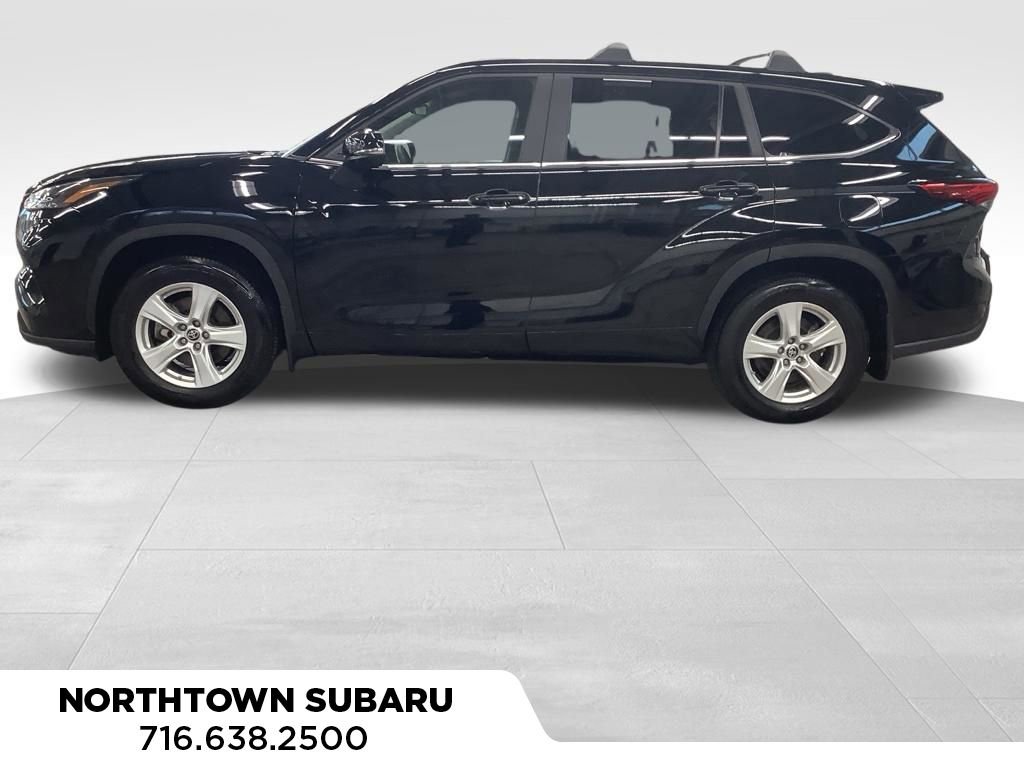 Used 2023 Toyota Highlander LE image 2