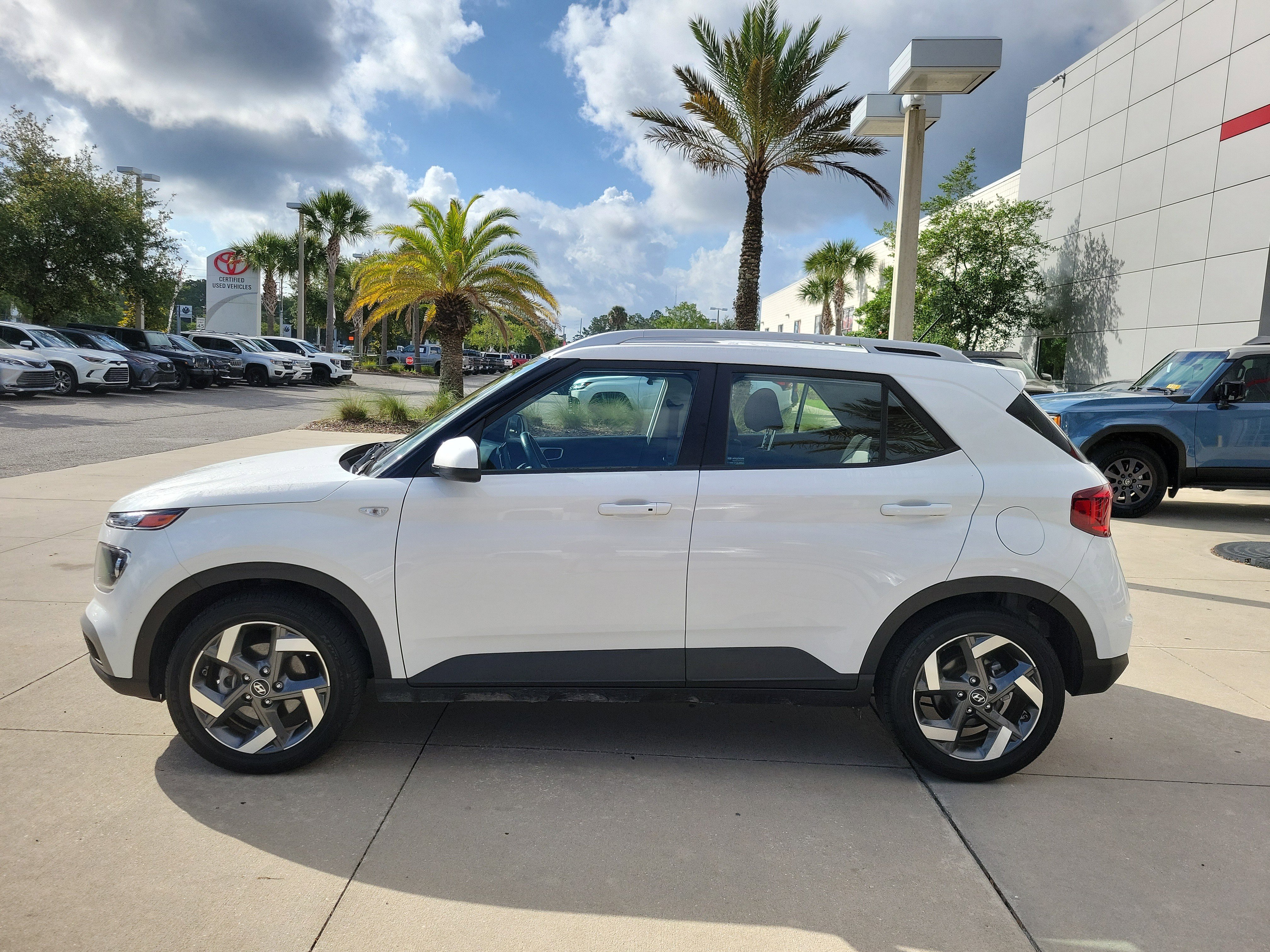 Used 2024 Hyundai Venue SEL FWD image 3