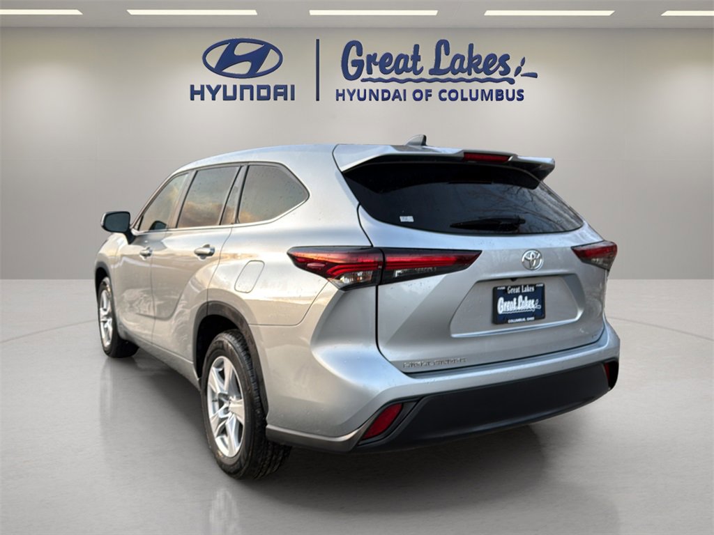 Used 2024 Toyota Highlander LE image 3