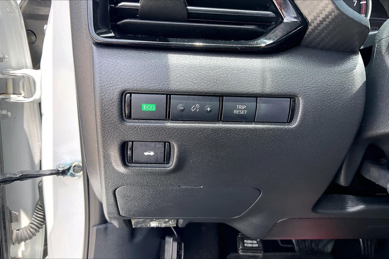 Used 2025 Nissan Sentra SR w/ SR Premium Package FWD image 15