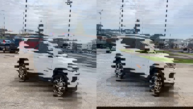 Used 2022 Jeep Compass Latitude w/ Sun and Sound Group image 2