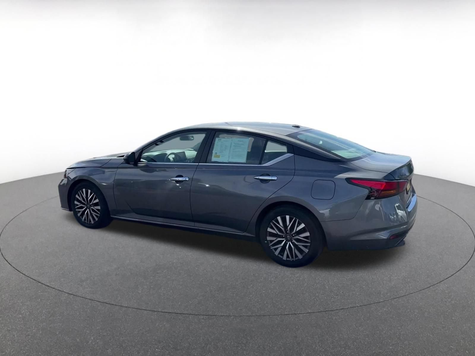 Used 2025 Nissan Altima 2.5 SV FWD image 9