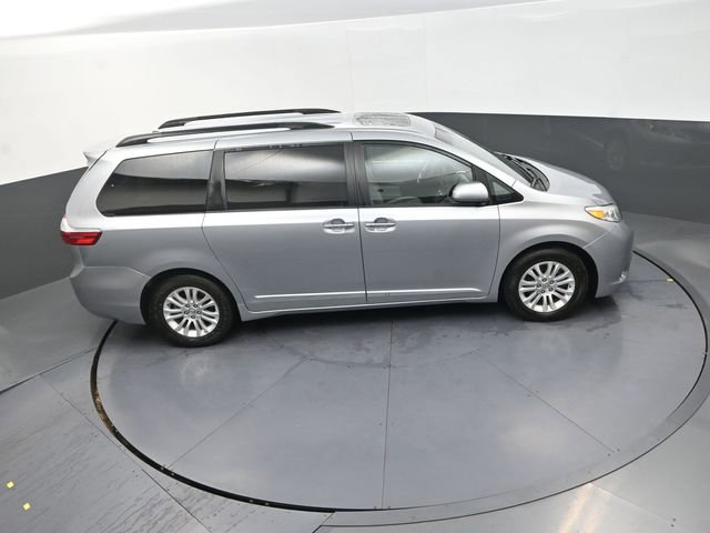 Used 2015 Toyota Sienna XLE w/ XLE Navigation Package image 20