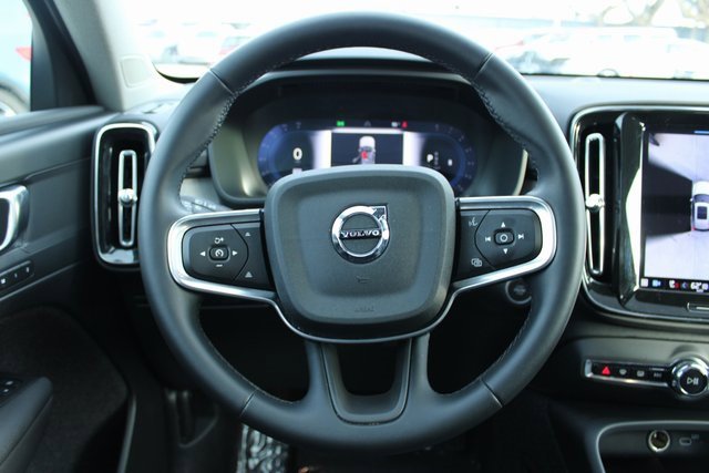 Used 2025 Volvo XC40 B5 Plus image 25