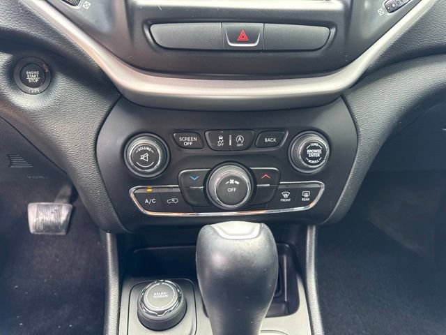 Used 2018 Jeep Cherokee Latitude Plus w/ Cold Weather Group AWD/4WD image 17