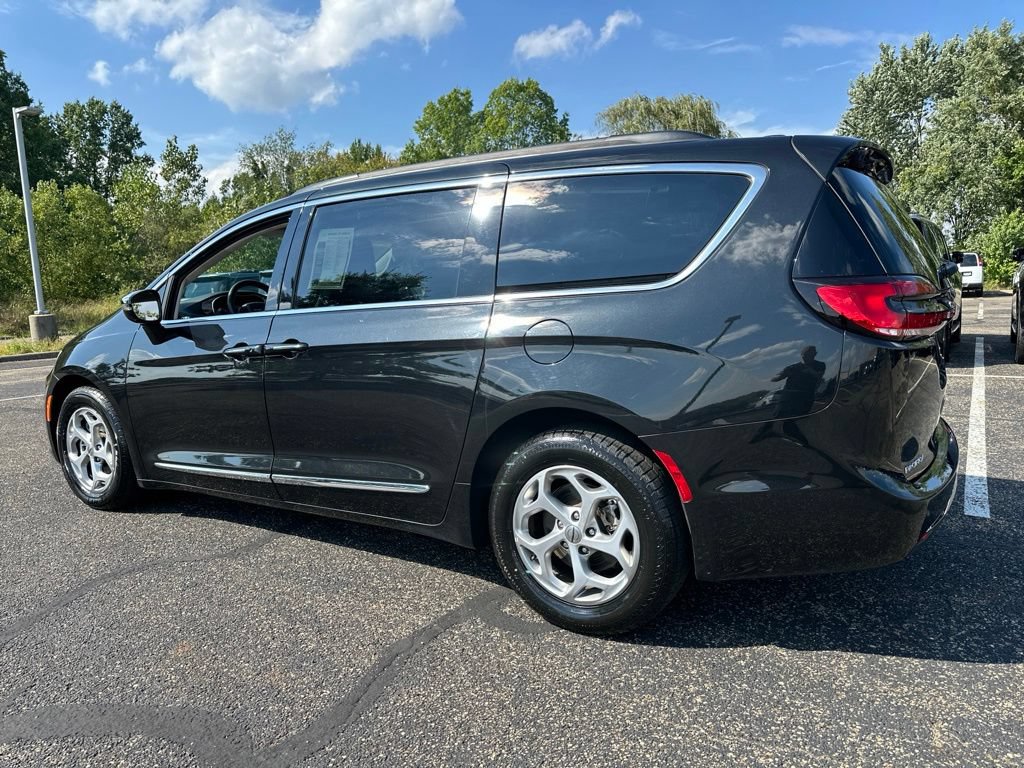 Used 2023 Chrysler Pacifica Limited FWD image 11
