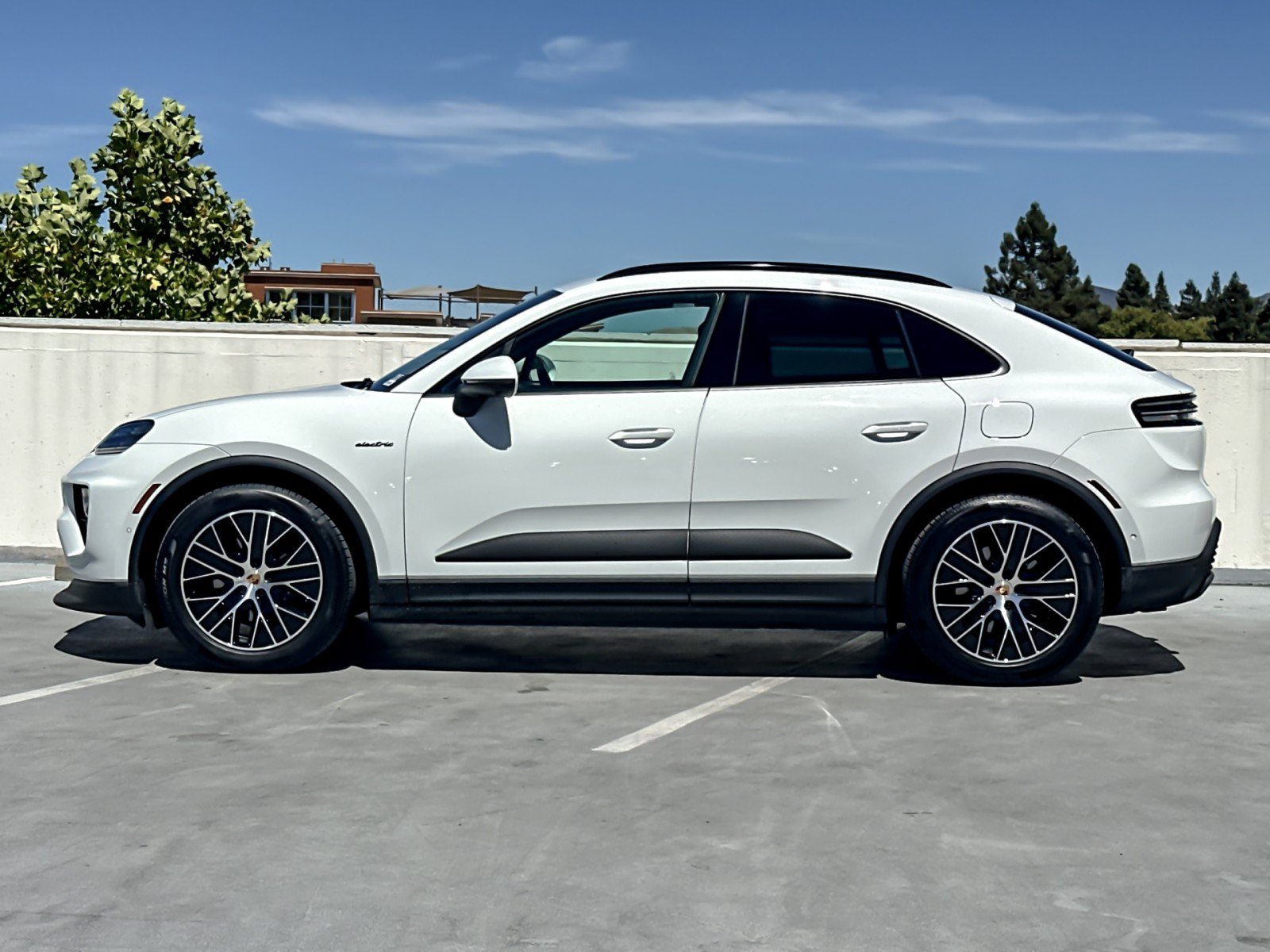 Used 2025 Porsche Macan 4 Electric AWD/4WD image 2