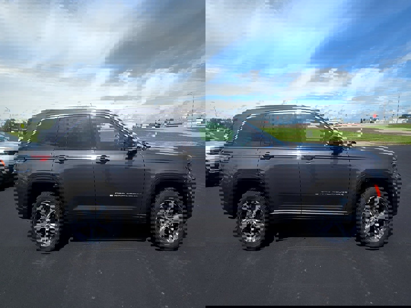 New 2025 Jeep Grand Cherokee Limited w/ Trailer Tow Package image 4