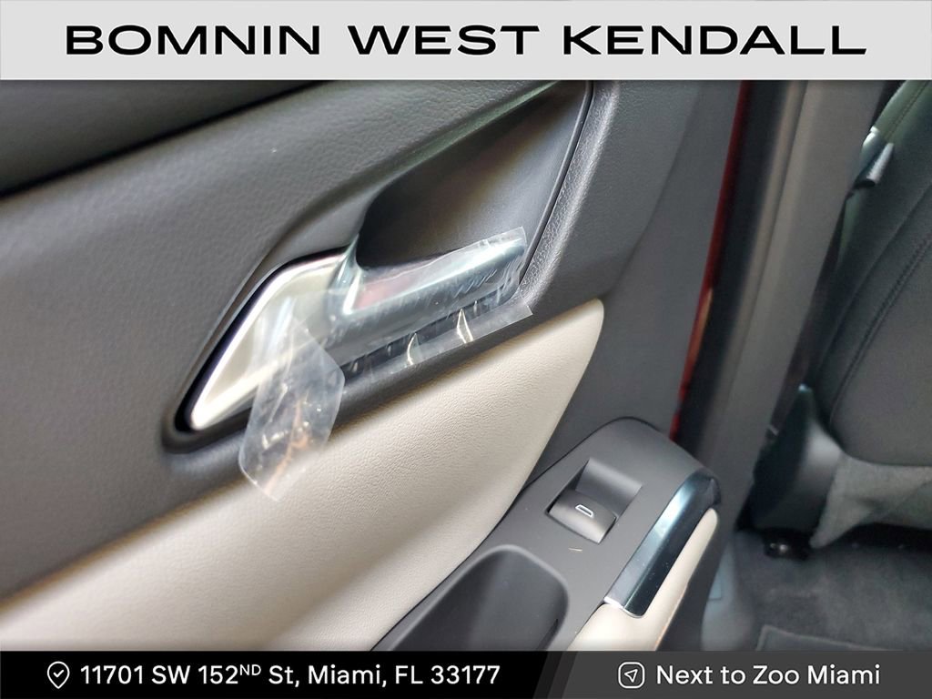 Used 2025 Chevrolet Traverse LT w/ Driver Confidence Package image 12